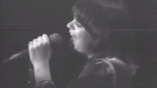 Linda Ronstadt - It Doesn&#39;t Matter Anymore - 12/6/1975 - Capitol Theatre (Official)