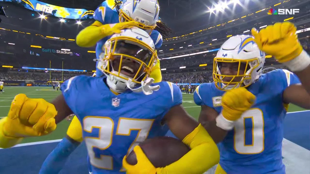 Mickens gets under Rodgers' pass for big INT before halftime