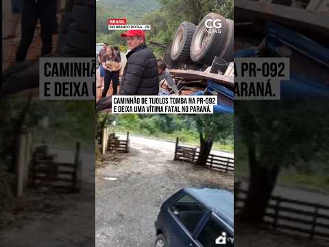 Caminhão de tijolos tomba na PR-092 e deixa uma vítima fatal no Paraná.