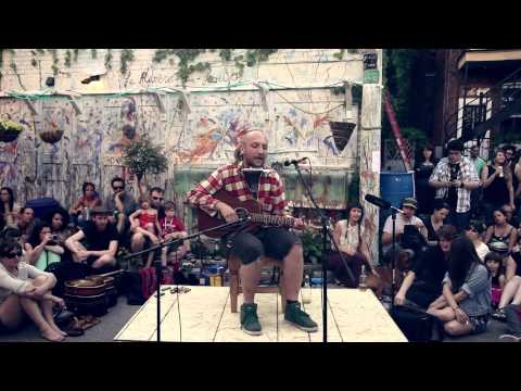 Bernard Adamus chante « Le scotch goûte le vent » dans la ruelle Modigliani