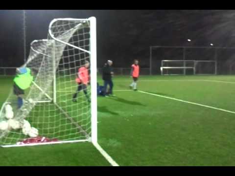 Mike Roodhorst ( vvgz 1) leert braziliaans koppen