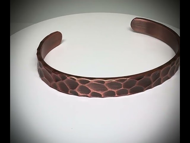 سوار نحاسي بملمس مطروق يشبه جلد ثعبان