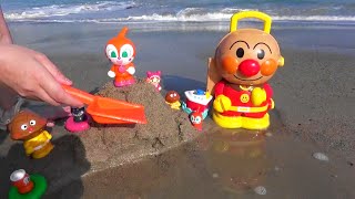 アンパンマン 浜辺で砂あそび アンパンマンが流されちゃう？