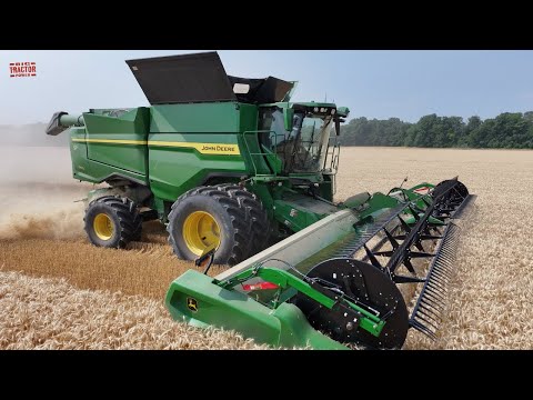 JOHN DEERE S7 800 Combine Harvesting Wheat