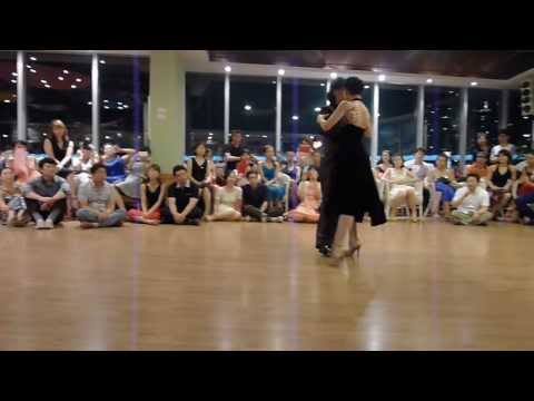 2013 Busan Beach Milonga - Leonel y Florencia - 01 - Al Verla Pasar