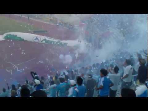 "Hermoso Recibimiento al CLUB AURORA frente a NACIONAL del Paraguay en la COPA SUDAMERICANA 2011" Barra: Los Califachos 14 &bull; Club: Aurora