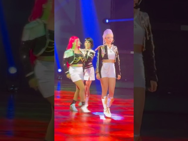 Vídeo relacionado con Elegante actuación en Grupo de Chicas K-Pop con Escenario Rosa Camiseta