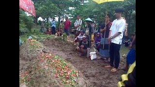 Download lagu Proses pemakaman korban kecelakaan maut di Subang yang menewaskan 5 orang 25 Desember 2015 mp3