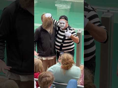 He saw this and had to react 😂 Tom the mime SeaWorld Orlando #seaworldmime #funny #comedy #fun