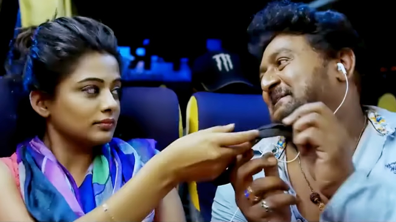 Komal Kumar बस में Priyamani को 'You Are So Sweet' बोल रहा है | Geethanjali Returns Cute Scene