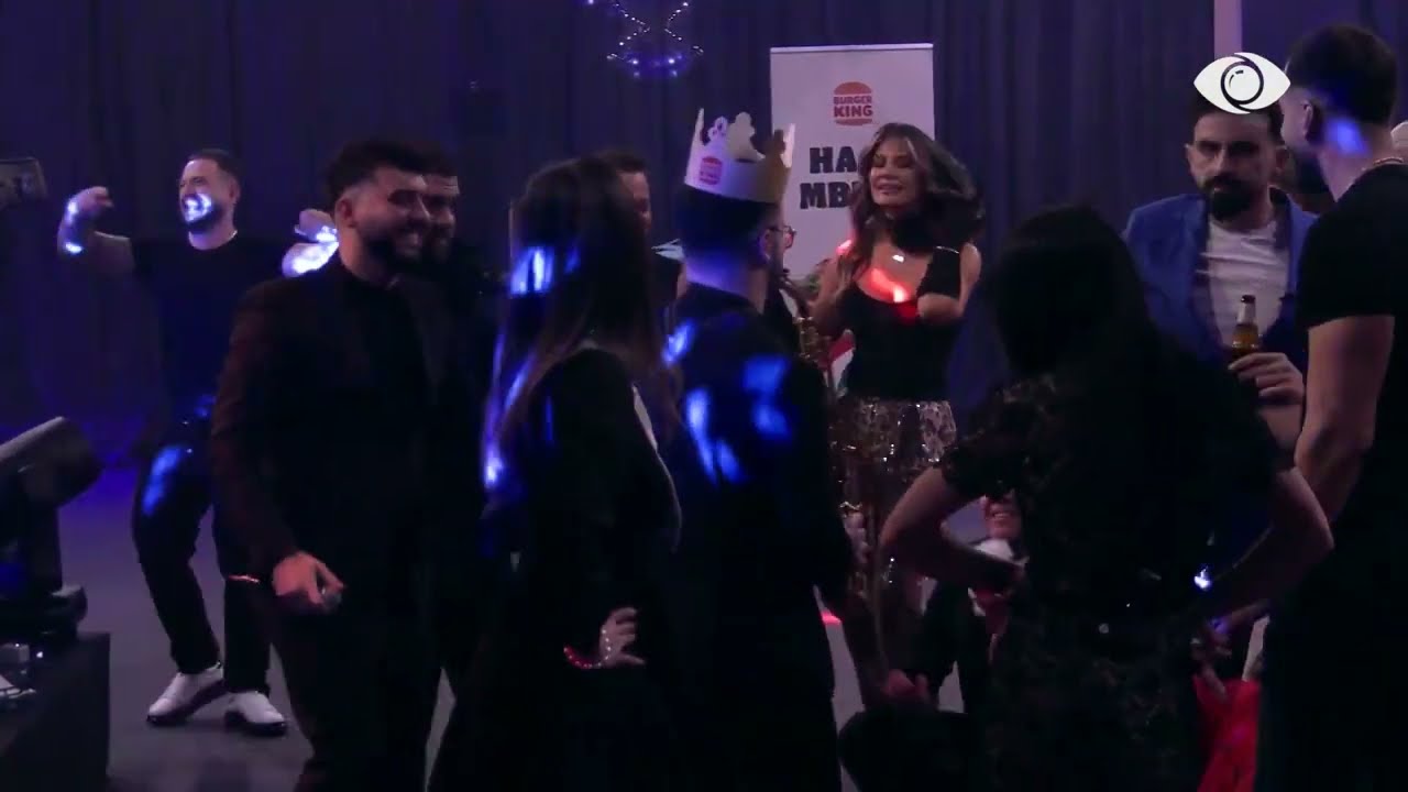 Vijon atmosfera festive/ Gerti “rrëmben” shaminë, kërcen me Eglin nën ritmet e muzikës popullore