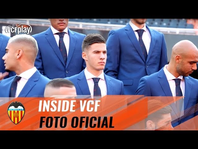 Vídeo relacionado con OFFICIALCRESTS - Escudo Valencia F.C. Pared o Ventana, Luz Electroluminiscente, Decorativo, 2 Modos de Luz, Incluye Inversor USB y Cinta de Doble Cara, Producto Oficial, Regalo para Hinchas de Fútbol