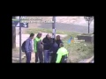 Un conductor vuelca con el auto al intentar pasar el semáforo en rojo