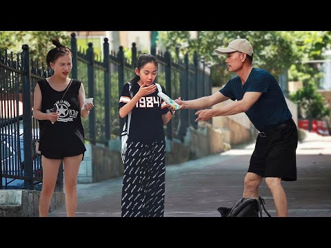 看到小女孩突然流鼻血，有人立刻從車上跑了下來