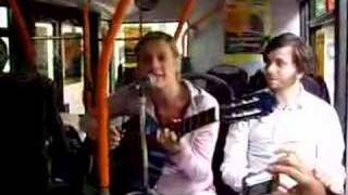 Meike Büttner singt im Lese-Bus in Hannover 2