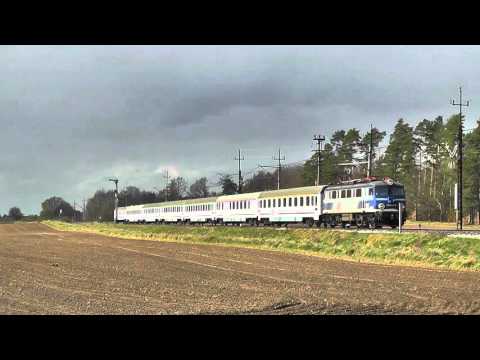 EP08-010 z pociągiem IC "Gwarek" do Katowic mija Iwin