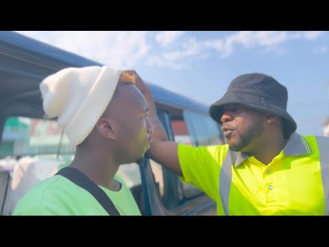 O cobrador e o modjeiro (ajudante). 😂