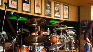 Download lagu Dia - Wings feat. Hattan mp3