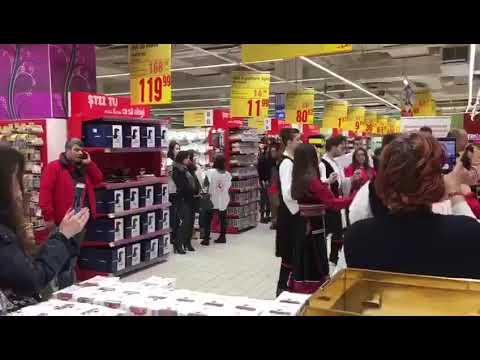 Ansamblu dans armanesc la careffour