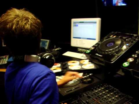 DJ Vida 29-8-2009 @ V-Radio, playing his own tracks Analyze and Rock It
