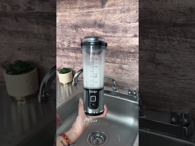 Vídeo relacionado con Ninja Blast Max Batidora portátil de 570 ml con batería recargable, vaso para mezclas y tapa antigoteo para hacer smoothies, batidos de proteínas, picar hielo y fruta congelada, azul marino, BC251EUNV