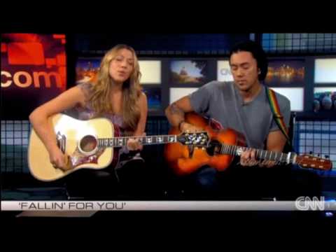 Colbie Caillat performs "Fallin' For You" (Live)