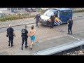 Naakte man met nepwapen opgepakt in IJmuiden