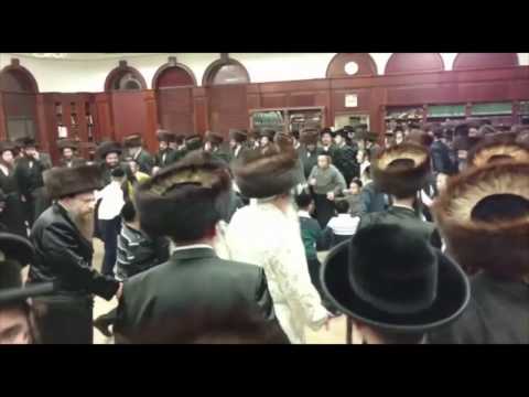 Simchas Beis Hashoeva In Tosh - 2016/5777 | שמחת בית השואבה בחצר הקודש טאהש