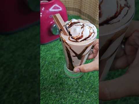 kit-kat milk shake❤️😋 just 15sec me ready#shake#milkshake#kitkat#ruhina