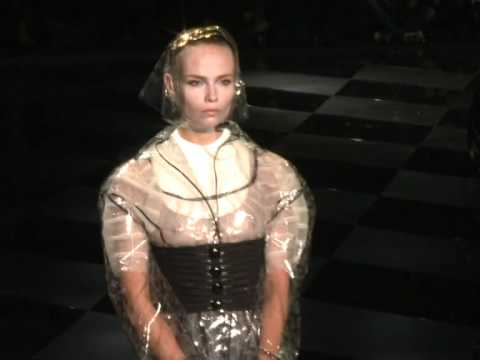 LOUIS VUITTON Fashion Show - Ready-To-Wear Women's Autumn/Winter 2011/12.