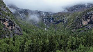 Download the video "镜头下的双桥沟：溪流绕青山，云漫雪山顶的极致自然之美｜4K"