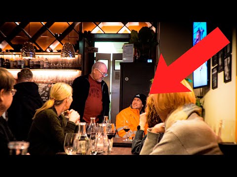 PIILOKAMERA: Työmies soittaa täydellisesti Mozartia pianolla!!!!