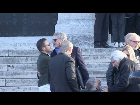 Antoine De Caunes et Jose Garcia aux obsèques de Philippe Gildas au Pere Lachaise a Paris