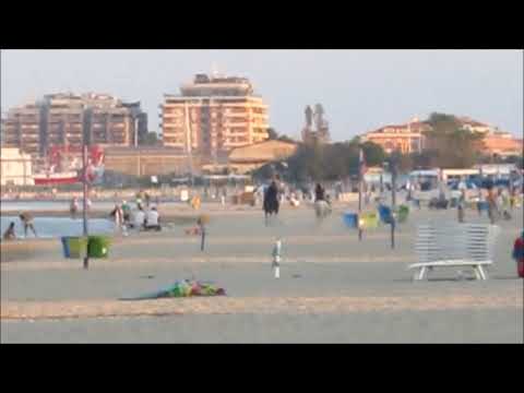 In spiaggia come all'ippodromo: cavalli al galoppo tra i bagnanti a Civitanova