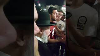 מרתק! הגאון הגדול הרב זמיר כהן שליט"א ראש ישיבת 'אבני נזר' בשיחה עם בחורים צעירים מספרד בכותל המערבי