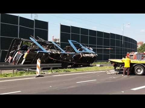 Pijany kierowca przewrócił ciężarówkę z fiatami