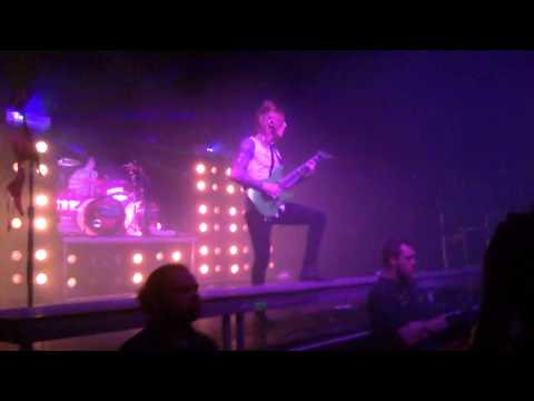 Ryan Seaman & Jacky Vincent from Falling In Reverse perform Amazing solos