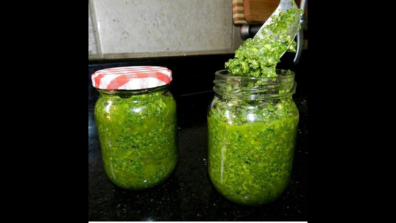 Como fazer PESTO DE MANJERICÃO verdinho e sem complicação | UM BANQUINHO E UM FOGÃO