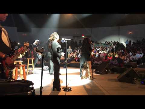 Leela James, Entrance and "I Ain't New to This"- FRONT ROW!