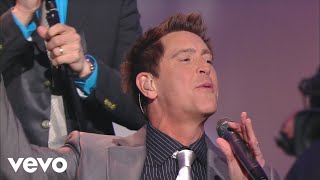 Ernie Haase & Signature Sound - My Heavenly Father Watches Over Me [Live]