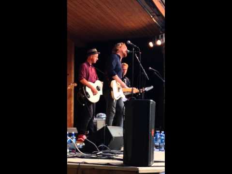 Per Persson o Lars Winnerbäck - Tusen dagar härifrån. Freluga Trädgårdsscen Bollnäs 2014