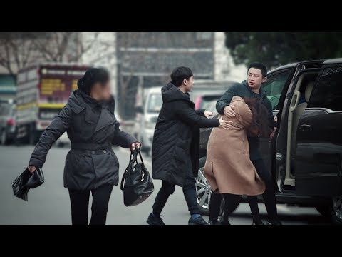 傳銷團伙當街拖拽陌生姑娘，有路人大喊：你鬆手