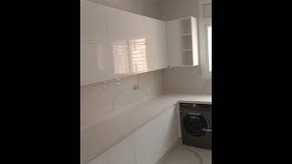 Cuisine en MDF Laque Blanc Brillant avec Quartz Blanc