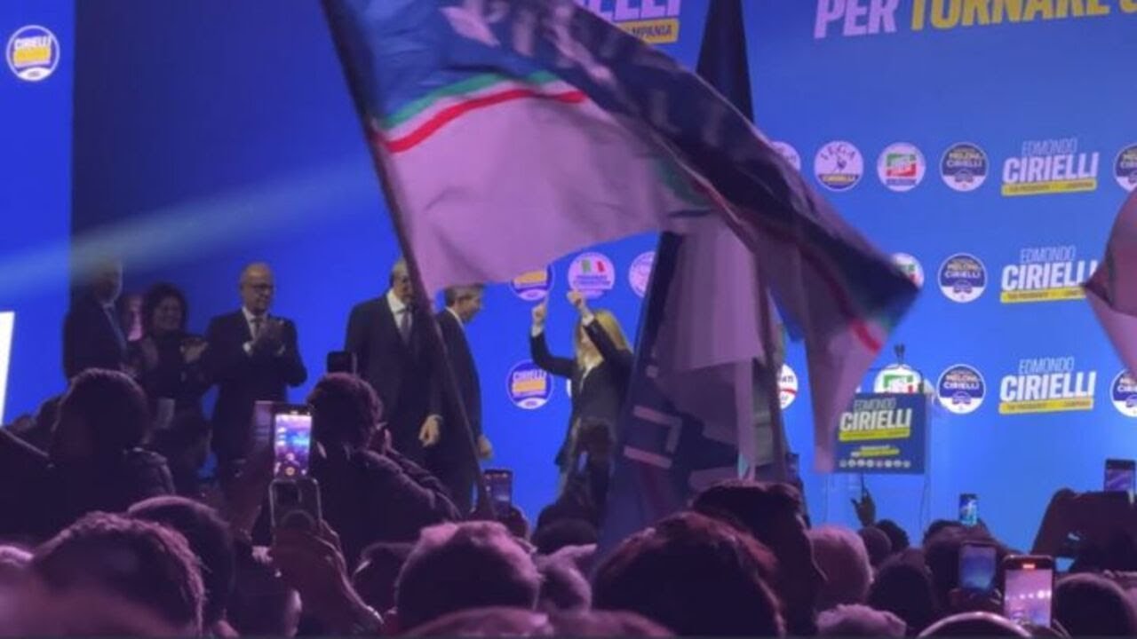 Campania, Meloni chiude il comizio e partecipa al coro "chi non salta comunista e'"