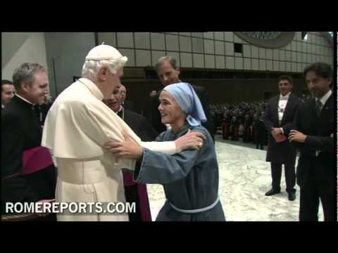 Benedicto XVI abraza a la Madre Verónica Berzosa, fundadora de Iesu Communio