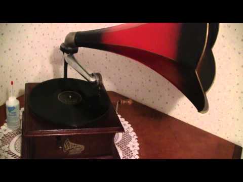 04 Whistle While You Work From Disney's Snow White 78 RPM soundtrack On my Gramophone