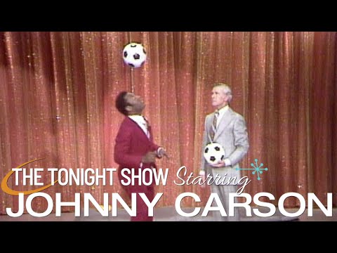 Pelé Shows Johnny How It’s Done | Carson Tonight Show
