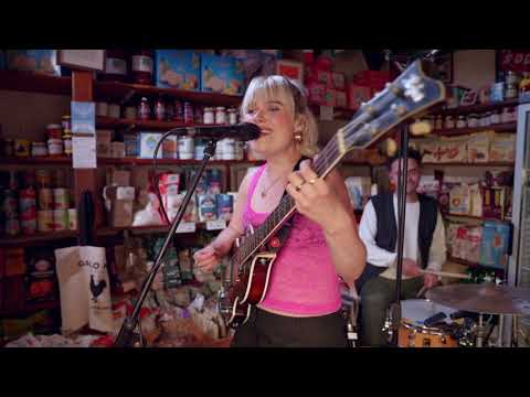 Lily Moore | Castles In The Sky (Live)