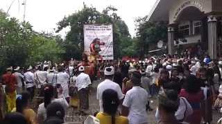 preview picture of video 'Arakan Ogoh-ogoh di Madya Mandala Pura Giri Natha Makassar 2014 Bagian 1'