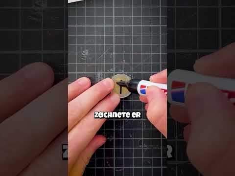 Er zeichnet mit einer Münze 😳